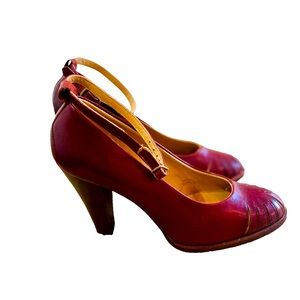 Joan & David Italy round toe cut outs ankle strap plum shoe 3 inch heel sz 6.5